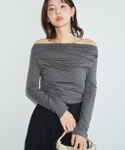 krahe（クレーエ）の「ドット柄ドレープオフショルカットソー（Tシャツ/カットソー・レディース・チャコールグレー/オフホワイト/グレー/ブラック・FREE）」の5枚目の写真