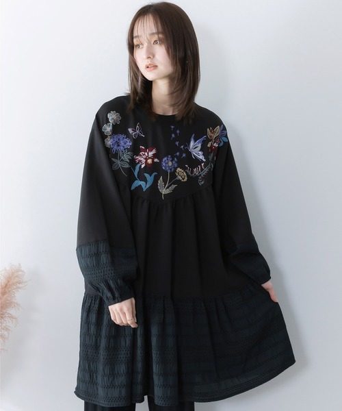 ScoLar（スカラー）の「561207：花蝶刺繍シャーリング生地ティアード風ワンピース（ワンピース・レディース・ブラック/グリーン/ブルー・M）」の2枚目の写真