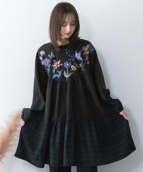 ScoLar（スカラー）の「561207：花蝶刺繍シャーリング生地ティアード風ワンピース（ワンピース・レディース・ブラック/グリーン/ブルー・M）」の5枚目の写真