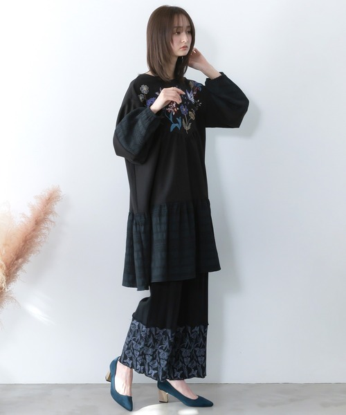 ScoLar（スカラー）の「561207：花蝶刺繍シャーリング生地ティアード風ワンピース（ワンピース・レディース・ブラック/グリーン/ブルー・M）」の8枚目の写真