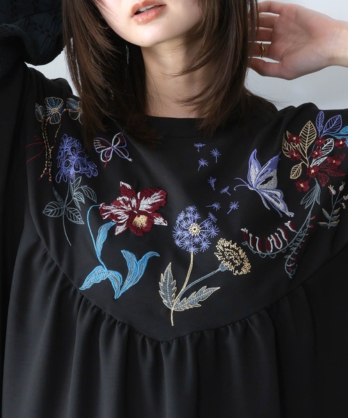 ScoLar（スカラー）の「561207：花蝶刺繍シャーリング生地ティアード風ワンピース（ワンピース・レディース・ブラック/グリーン/ブルー・M）」の9枚目の写真