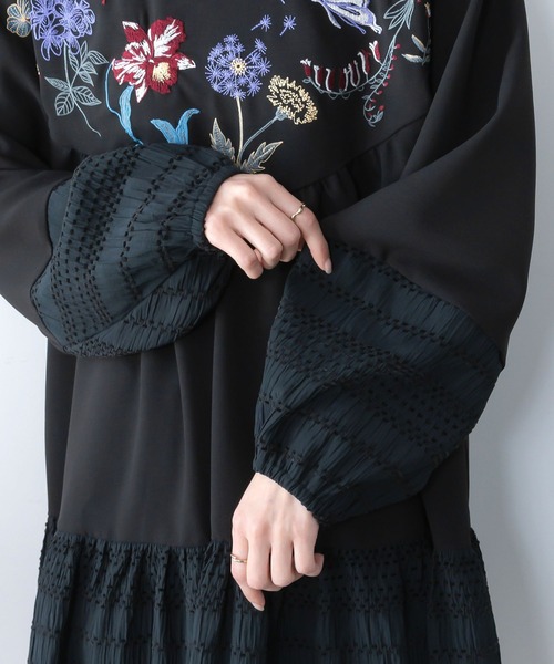 ScoLar（スカラー）の「561207：花蝶刺繍シャーリング生地ティアード風ワンピース（ワンピース・レディース・ブラック/グリーン/ブルー・M）」の10枚目の写真