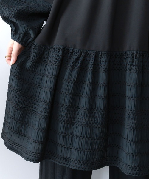 ScoLar（スカラー）の「561207：花蝶刺繍シャーリング生地ティアード風ワンピース（ワンピース・レディース・ブラック/グリーン/ブルー・M）」の11枚目の写真