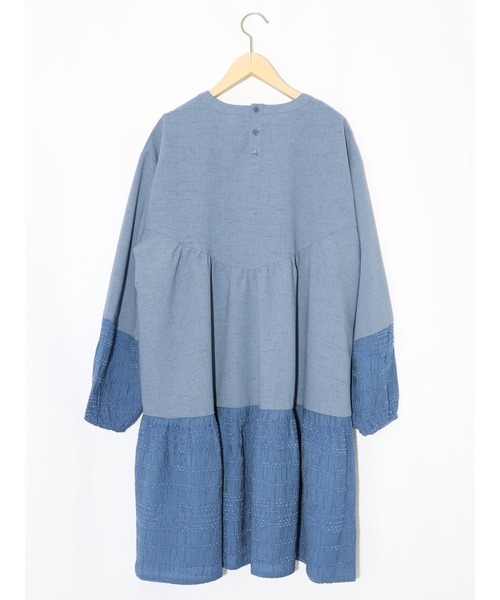 ScoLar（スカラー）の「561207：花蝶刺繍シャーリング生地ティアード風ワンピース（ワンピース・レディース・ブラック/グリーン/ブルー・M）」の16枚目の写真