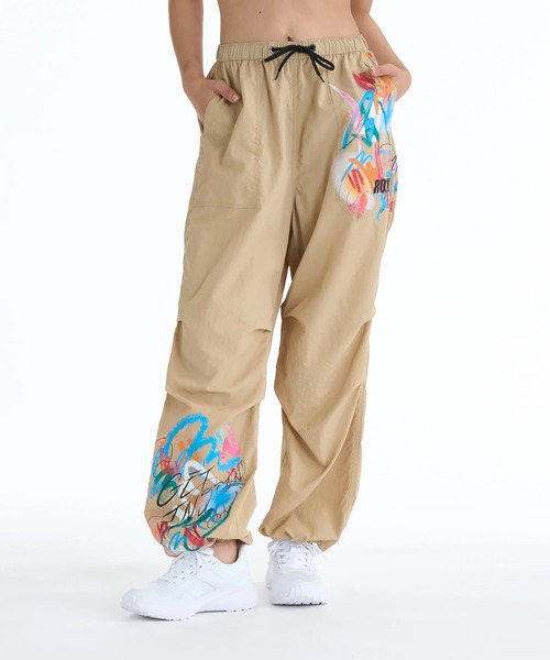 ROXY(ロキシー)の「ROXY ウィメンズ FITNESS FEEL THE SPARK PANTS ロングパンツ 【2026年春夏モデル】/ロキシーナイロンペインターパンツ(その他パンツ・レディース・ブラック/ベージュ/カーキ・SMALL/MEDIUM/LARGE)」の2枚目の写真