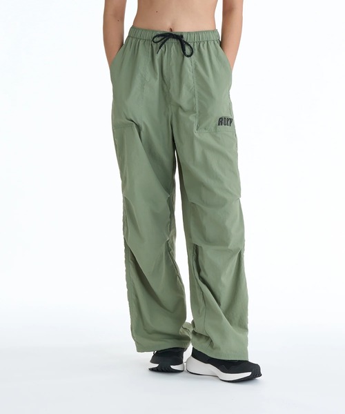ROXY(ロキシー)の「ROXY ウィメンズ FITNESS FEEL THE SPARK PANTS ロングパンツ 【2026年春夏モデル】/ロキシーナイロンペインターパンツ(その他パンツ・レディース・ブラック/ベージュ/カーキ・SMALL/MEDIUM/LARGE)」の3枚目の写真