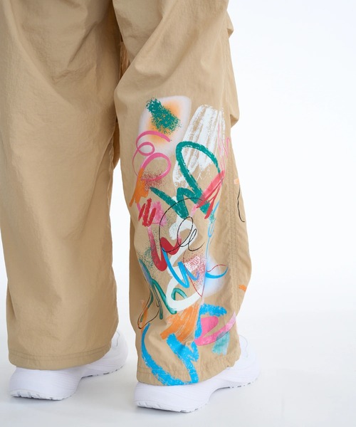 ROXY(ロキシー)の「ROXY ウィメンズ FITNESS FEEL THE SPARK PANTS ロングパンツ 【2026年春夏モデル】/ロキシーナイロンペインターパンツ(その他パンツ・レディース・ブラック/ベージュ/カーキ・SMALL/MEDIUM/LARGE)」の8枚目の写真