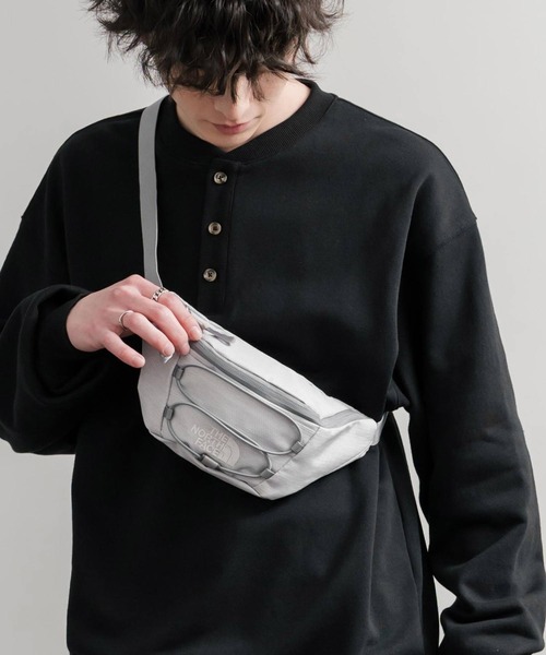 THE NORTH FACE（ザノースフェイス）の「THE NORTH FACE ザ・ノースフェイス JESTER LUMBAR ミニボディバッグ（ボディバッグ/ウエストポーチ・メンズ・ブラック/ホワイト・FREE）」の4枚目の写真
