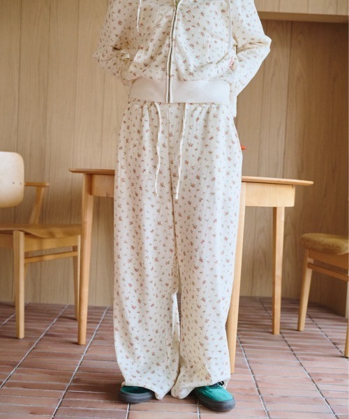 common gull products.(コモンガルプロダクツ)の「小さなお花畑のワッフルロングパンツ(スウェットパンツ・レディース・ネイビー/ライトブルー/ホワイト系/イエロー系・SMALL/MEDIUM/LARGE)」の2枚目の写真