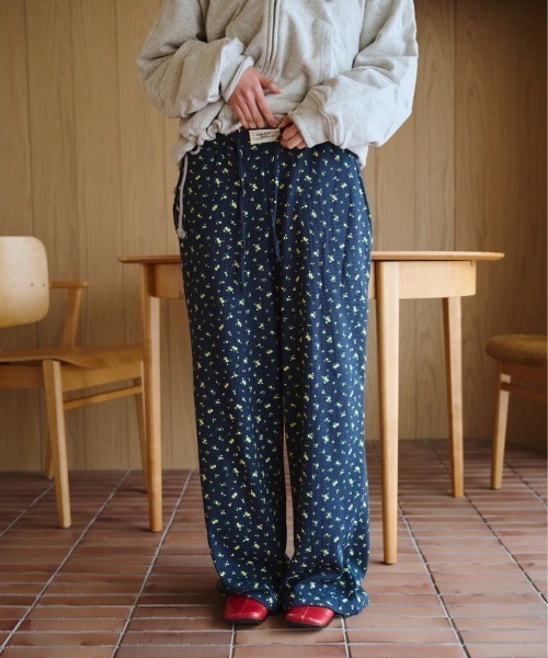 common gull products.(コモンガルプロダクツ)の「小さなお花畑のワッフルロングパンツ(スウェットパンツ・レディース・ネイビー/ライトブルー/ホワイト系/イエロー系・SMALL/MEDIUM/LARGE)」の3枚目の写真