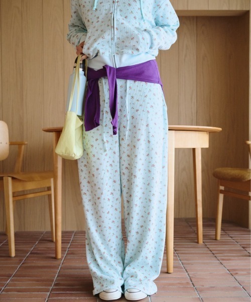 common gull products.(コモンガルプロダクツ)の「小さなお花畑のワッフルロングパンツ(スウェットパンツ・レディース・ネイビー/ライトブルー/ホワイト系/イエロー系・SMALL/MEDIUM/LARGE)」の1枚目の写真