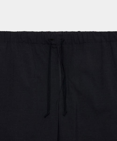markaware(マーカウェア)の「WIDE CYLINDER FIT EASY PANTS(スラックス・メンズ・ブラック/ストライプ・2/1)」の3枚目の写真