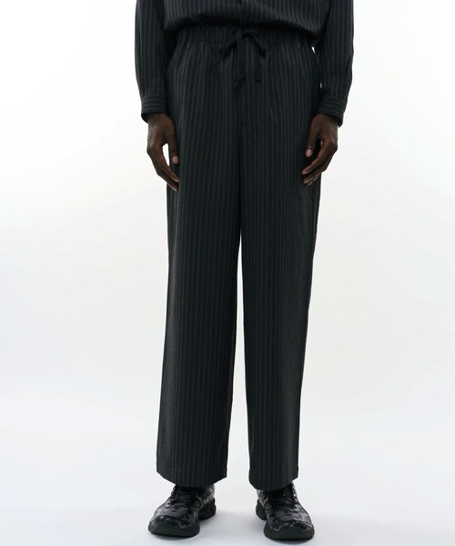markaware(マーカウェア)の「WIDE CYLINDER FIT EASY PANTS(スラックス・メンズ・ブラック/ストライプ・2/1)」の4枚目の写真