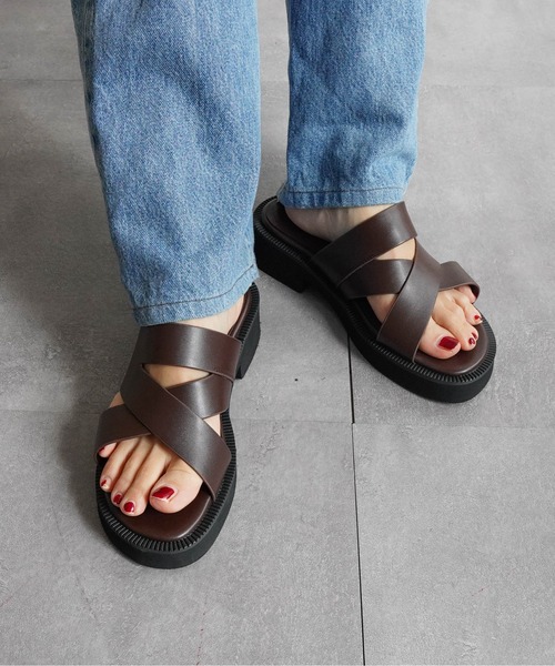 Fabby fabby（ファビィーファビィー）の「ワイドクロスミュールサンダル（サンダル・レディース・ブラウン/ブラック・SMALL/MEDIUM/LARGE）」の2枚目の写真