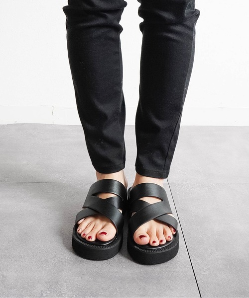 Fabby fabby（ファビィーファビィー）の「ワイドクロスミュールサンダル（サンダル・レディース・ブラウン/ブラック・SMALL/MEDIUM/LARGE）」の3枚目の写真