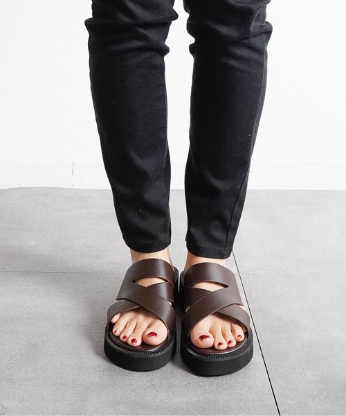 Fabby fabby（ファビィーファビィー）の「ワイドクロスミュールサンダル（サンダル・レディース・ブラウン/ブラック・SMALL/MEDIUM/LARGE）」の6枚目の写真
