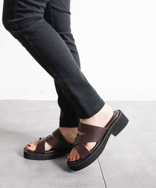 Fabby fabby（ファビィーファビィー）の「ワイドクロスミュールサンダル（サンダル・レディース・ブラウン/ブラック・SMALL/MEDIUM/LARGE）」の7枚目の写真