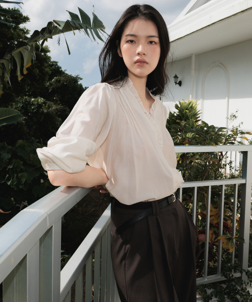 DEHEVE（デヘヴェ）の「Frill Pintuck Blouse [Ivory]（シャツ/ブラウス・レディース・アイボリー・FREE）」の2枚目の写真