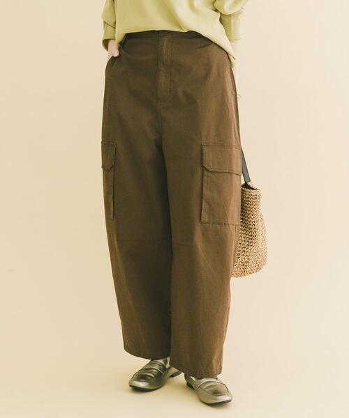 ITEMS URBANRESEARCH（アイテムズ アーバンリサーチ）の「バレルカーゴパンツ（その他パンツ・レディース・オフホワイト/ネイビー/ブラウン・FREE）」の2枚目の写真