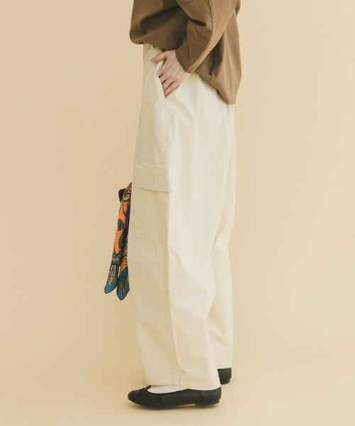 ITEMS URBANRESEARCH（アイテムズ アーバンリサーチ）の「バレルカーゴパンツ（その他パンツ・レディース・オフホワイト/ネイビー/ブラウン・FREE）」の11枚目の写真