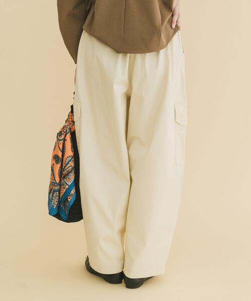 ITEMS URBANRESEARCH（アイテムズ アーバンリサーチ）の「バレルカーゴパンツ（その他パンツ・レディース・オフホワイト/ネイビー/ブラウン・FREE）」の12枚目の写真
