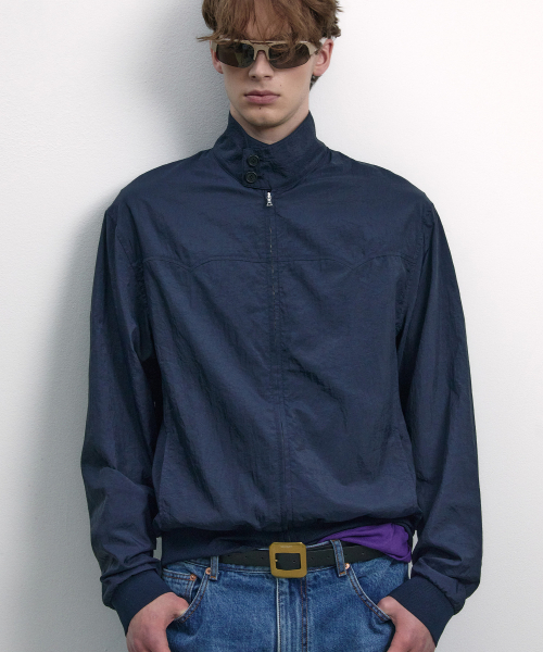 NOHANT(ノアン)の「LIGHT STAND-COLLAR BLOUSON NAVY(ナイロンジャケット・メンズ・ネイビー・SMALL/MEDIUM/LARGE)」の6枚目の写真