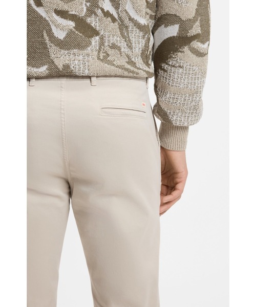 BOSS（ボス）の「【オンライン限定】スリムフィットチノ ストレッチコットン サテン（チノパンツ・メンズ・ライトベージュ・30/32/34/32/33/32/32/32/38/32/36/32/29/32/35/32/31/32）」の2枚目の写真