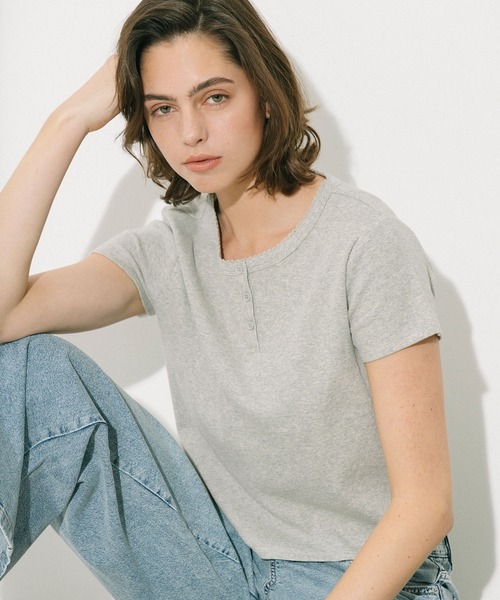 coca(coca)(コカ)の「リブヘンリーネックTシャツ(Tシャツ/カットソー・レディース・ブラック/ライトグレー/ホワイト/レッド・S/M/L)」の3枚目の写真