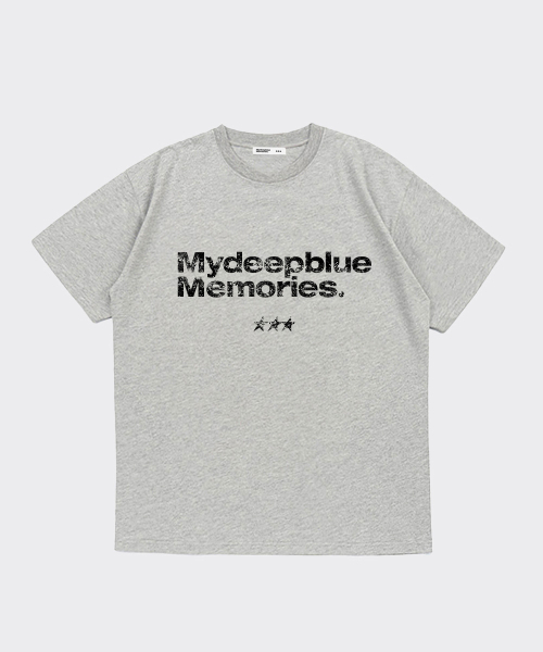 mydeepbluememories(マイディープブルーメモリーズ)の「MM TEXT T-SHIRTS(GREY)(Tシャツ/カットソー・レディース・グレー・1/2)」の1枚目の写真