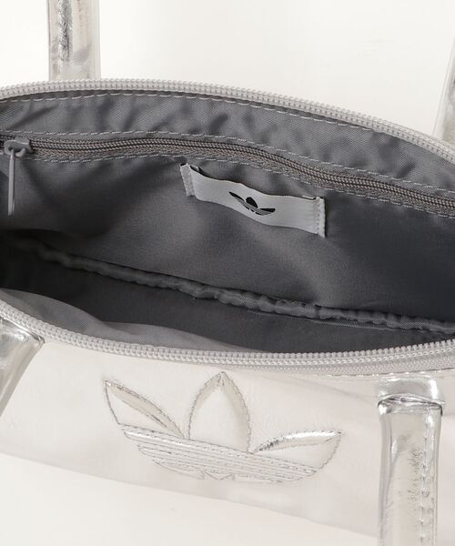 adidas(アディダス)の「ADILENIUM BAG / アディダスオリジナルス adidas Originals(ショルダーバッグ・メンズ・シルバー・FREE)」の10枚目の写真