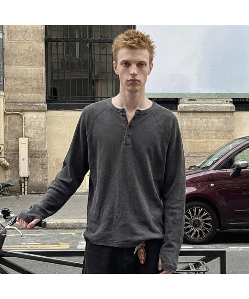 ANOLORCODE（アノローコード）の「クロップワッフルヘンリーネックTシャツ (3色)（Tシャツ/カットソー・レディース・ブルー/チャコールグレー/ライトグレー・MEDIUM/LARGE）」の2枚目の写真