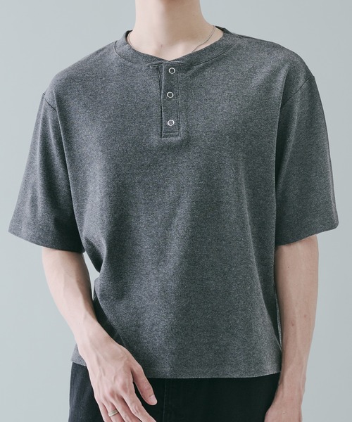 SELLE GLANT(セレグランテ)の「RING BUTTON HENLEY NECK T-SHIRT リングボタンヘンリーネックTシャツ(Tシャツ/カットソー・メンズ・ブラック/チャコールグレー/ブルーグリーン・SMALL/MEDIUM/LARGE)」の2枚目の写真