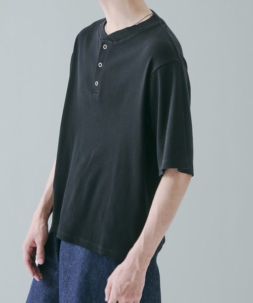 SELLE GLANT(セレグランテ)の「RING BUTTON HENLEY NECK T-SHIRT リングボタンヘンリーネックTシャツ(Tシャツ/カットソー・メンズ・ブラック/チャコールグレー/ブルーグリーン・SMALL/MEDIUM/LARGE)」の7枚目の写真