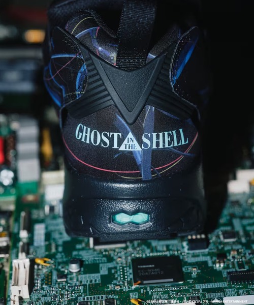 Reebok（リーボック）の「Reebok x atmos x GHOST IN THE SHELL INSTAPUMP FURY 94 / リーボック x アトモス x ゴーストインザシェル インスタポンプフューリー 94【SP】（スニーカー・メンズ・ブラック・27.0cm/26.5cm/26.0cm/25.5cm/29.0cm/28.5cm/28.0cm/27.5cm）」の6枚目の写真