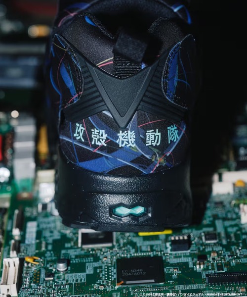 Reebok（リーボック）の「Reebok x atmos x GHOST IN THE SHELL INSTAPUMP FURY 94 / リーボック x アトモス x ゴーストインザシェル インスタポンプフューリー 94【SP】（スニーカー・メンズ・ブラック・27.0cm/26.5cm/26.0cm/25.5cm/29.0cm/28.5cm/28.0cm/27.5cm）」の5枚目の写真
