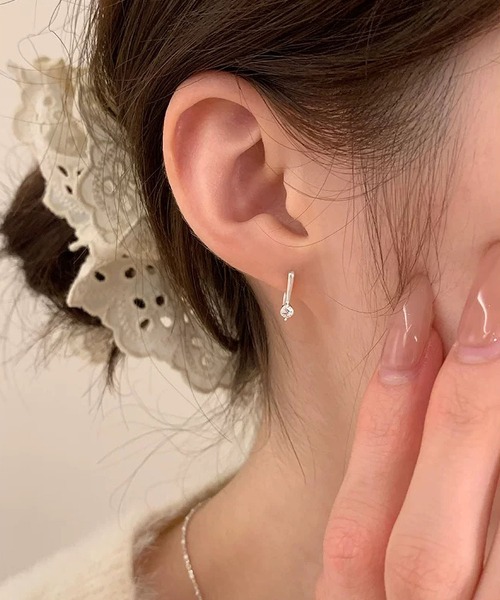 LA VORAGINE(ラ ヴォラジネ)の「ドロップピアスストーン1粒フープピアス 金属アレルギー対応(ピアス(両耳用)・レディース・シルバー/ゴールド・FREE)」の5枚目の写真