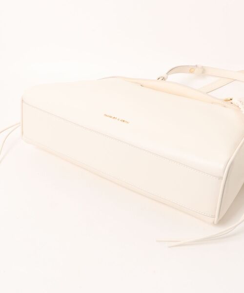 CHARLES & KEITH(チャールズ & キース)の「Haylen ヘイレン ブレイディドチャーム トートバッグ(トートバッグ・レディース・クリーム・M)」の9枚目の写真