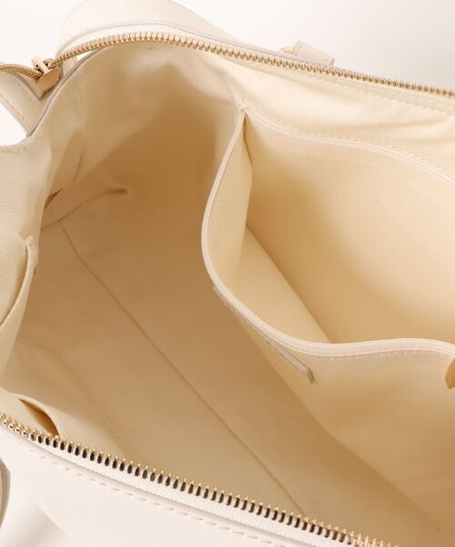 CHARLES & KEITH(チャールズ & キース)の「Haylen ヘイレン ブレイディドチャーム トートバッグ(トートバッグ・レディース・クリーム・M)」の10枚目の写真