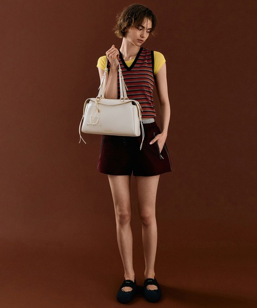 CHARLES & KEITH(チャールズ & キース)の「Haylen ヘイレン ブレイディドチャーム トートバッグ(トートバッグ・レディース・クリーム・M)」の2枚目の写真