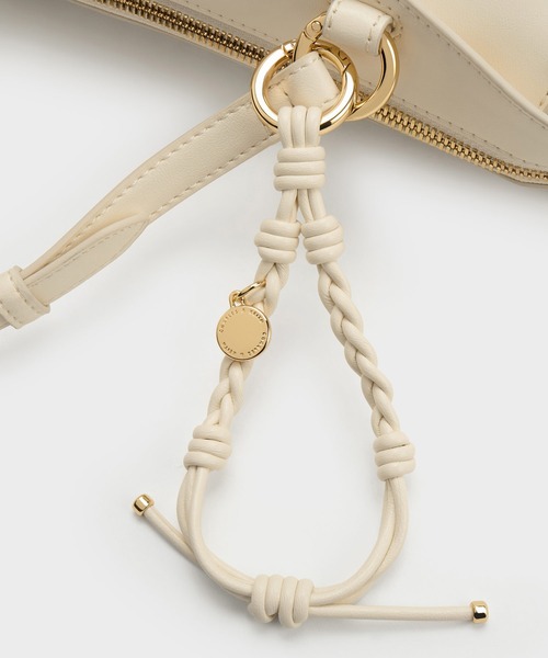 CHARLES & KEITH(チャールズ & キース)の「Haylen ヘイレン ブレイディドチャーム トートバッグ(トートバッグ・レディース・クリーム・M)」の7枚目の写真