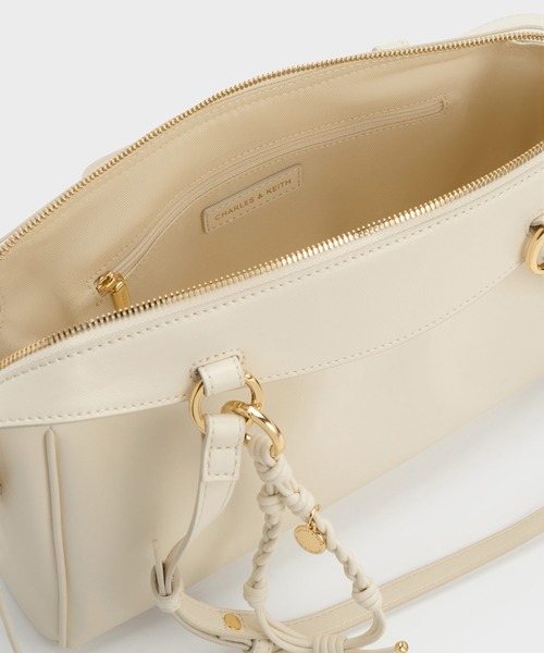 CHARLES & KEITH(チャールズ & キース)の「Haylen ヘイレン ブレイディドチャーム トートバッグ(トートバッグ・レディース・クリーム・M)」の8枚目の写真