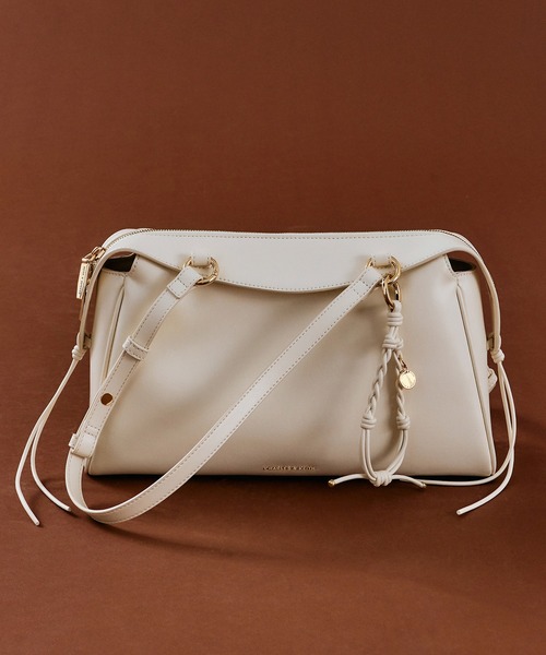 CHARLES & KEITH(チャールズ & キース)の「Haylen ヘイレン ブレイディドチャーム トートバッグ(トートバッグ・レディース・クリーム・M)」の3枚目の写真
