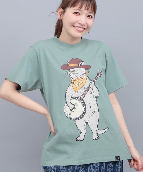 チチカカ（チチカカ）の「go slow caravan USAコットンバンジョー猫Tシャツ【ユニセックス】（Tシャツ/カットソー・レディース・ホワイト/グリーン・MEDIUM/LARGE）」の2枚目の写真
