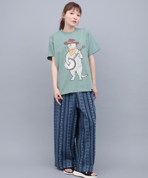 チチカカ（チチカカ）の「go slow caravan USAコットンバンジョー猫Tシャツ【ユニセックス】（Tシャツ/カットソー・レディース・ホワイト/グリーン・MEDIUM/LARGE）」の4枚目の写真