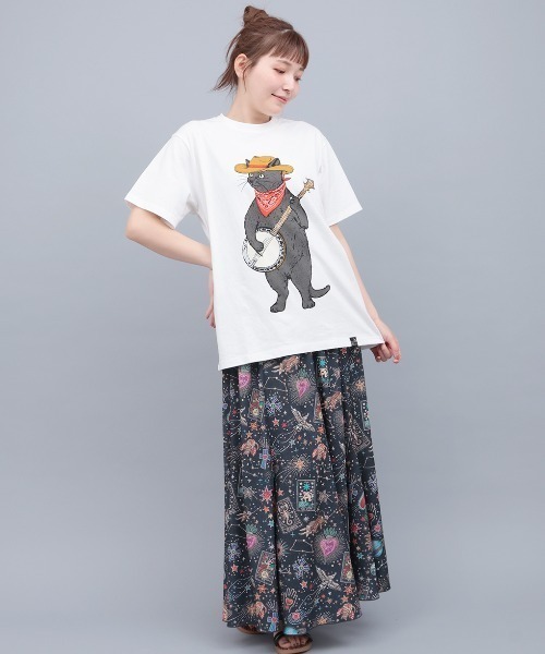 チチカカ（チチカカ）の「go slow caravan USAコットンバンジョー猫Tシャツ【ユニセックス】（Tシャツ/カットソー・レディース・ホワイト/グリーン・MEDIUM/LARGE）」の3枚目の写真