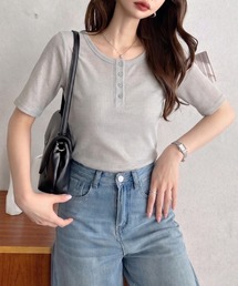 サラっと軽やかな着心地の半袖ヘンリーネックTシャツ