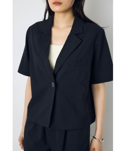 AZUL by moussy(アズールバイマウジー)の「クロップドハーフスリーブジャケット(テーラードジャケット・レディース・ベージュ/ブラック・MEDIUM/SMALL)」の4枚目の写真