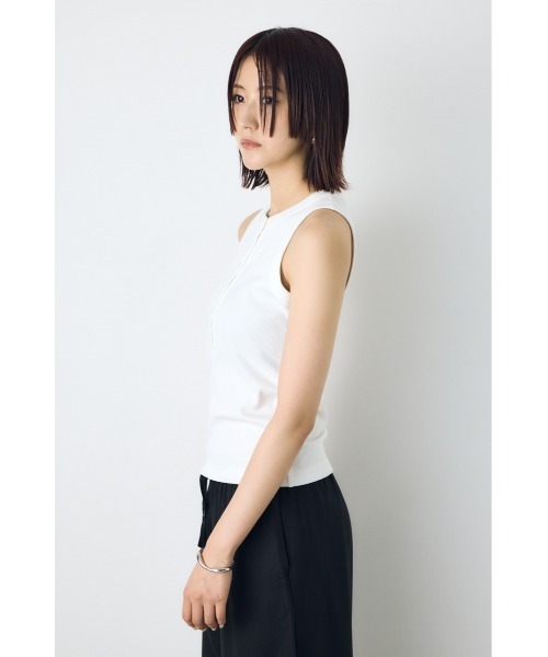 AZUL by moussy(アズールバイマウジー)の「ヘンリーネックタンクトップ(タンクトップ・レディース・ベージュ/オフホワイト/ブラック・SMALL/MEDIUM)」の15枚目の写真