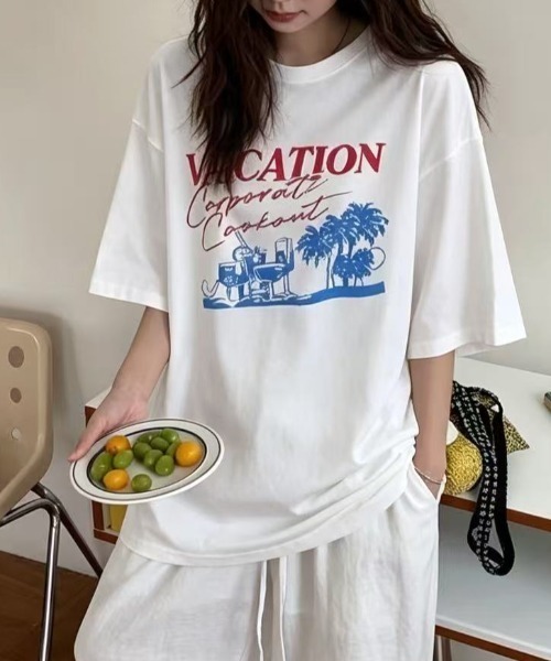 SHERU（シェル）の「【4 デザイン展開】レトロプリントオーバーサイズTシャツ 半袖　英字 イラスト（Tシャツ/カットソー・レディース・ホワイト/ホワイト系その他2/ホワイト系その他3/ホワイト系その他・F）」の4枚目の写真