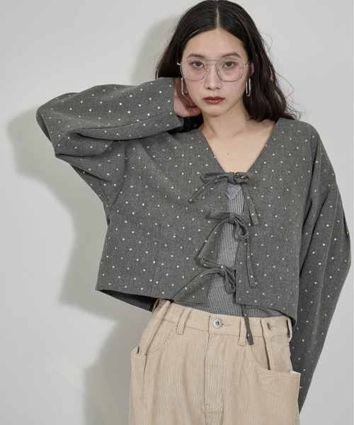 THE YOn(ザヨン)の「2wayグリッタードットツイードクロップドノーカラージャケット(ノーカラージャケット・レディース・チャコールグレー/グレー・FREE)」の4枚目の写真